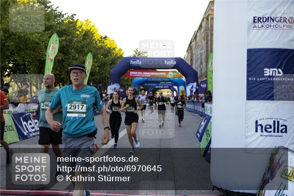01.09.2024 - BARMER Alsterlauf Kathrin Stürmer Photography http://msf.ph/oto/6970645 01.09.2024 10:03:40 Ziel 2014, 2015, 2414, 2705, 3336, 3415, 3579, 4422, 4767, 5019, 5211, 8015, 8150, 8400, 2267, 2343, 2615, 2681, 2703, 2774, 2917, 2961, 2962, 3061, 3063, 3242, 3389, 3678, 3723, 3839, 3930, 4039, 4961, 5121, 5190, 8041, 8282, 8356 meine-sportfotos.de