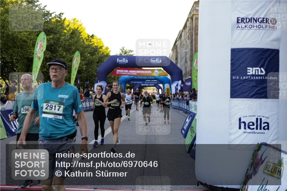 01.09.2024 - BARMER Alsterlauf Kathrin Stürmer Photography http://msf.ph/oto/6970646 01.09.2024 10:03:40 Ziel 2014, 2015, 2414, 2705, 3336, 3415, 3579, 4422, 4767, 5019, 5211, 8015, 8150, 8400, 2267, 2343, 2615, 2681, 2703, 2774, 2917, 2961, 2962, 3061, 3063, 3242, 3389, 3678, 3723, 3839, 3930, 4039, 4961, 5121, 5190, 8041, 8282, 8356 meine-sportfotos.de