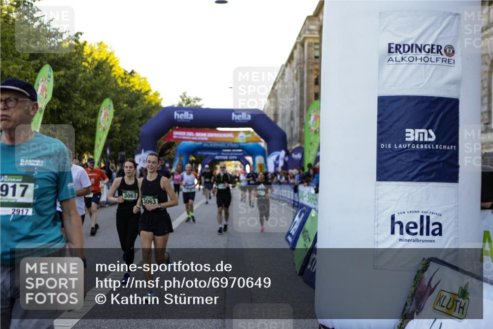 01.09.2024 - BARMER Alsterlauf Kathrin Stürmer Photography http://msf.ph/oto/6970649 01.09.2024 10:03:41 Ziel 2014, 2015, 2258, 2414, 2705, 3336, 3415, 3579, 4422, 4767, 5019, 5211, 8015, 8150, 8400, 2267, 2343, 2615, 2681, 2703, 2774, 2917, 2961, 2962, 3061, 3063, 3242, 3421, 3678, 3839, 3930, 4039, 4208, 4961, 5121, 5166, 5190, 8041, 8246, 8282, 8356 meine-sportfotos.de