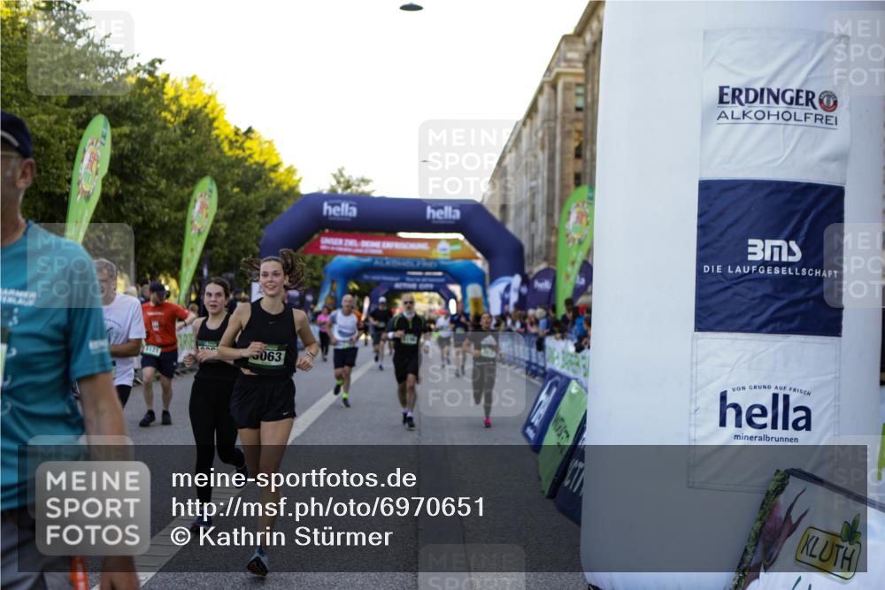 01.09.2024 - BARMER Alsterlauf Kathrin Stürmer Photography http://msf.ph/oto/6970651 01.09.2024 10:03:41 Ziel 2014, 2015, 2258, 2414, 2705, 3336, 3415, 3579, 4422, 4767, 5019, 5211, 8015, 8150, 8400, 2267, 2343, 2615, 2681, 2703, 2774, 2917, 2961, 2962, 3061, 3063, 3242, 3421, 3678, 3839, 3930, 4039, 4208, 4961, 5121, 5166, 5190, 8041, 8246, 8282, 8356 meine-sportfotos.de