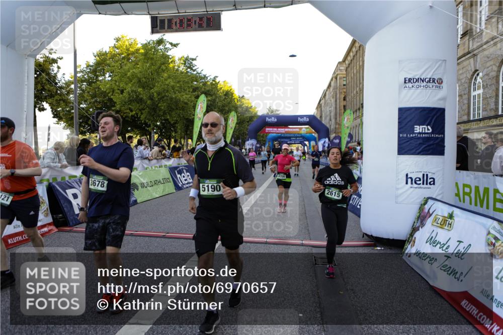 01.09.2024 - BARMER Alsterlauf Kathrin Stürmer Photography http://msf.ph/oto/6970657 01.09.2024 10:03:45 Ziel 2258, 2414, 3336, 3415, 4422, 5019, 5211, 8015, 8150, 8400, 2343, 2583, 2615, 2703, 2917, 2961, 3061, 3063, 3420, 3421, 3678, 3839, 4208, 4961, 5121, 5166, 5190, 8028, 8041, 8246, 8356 meine-sportfotos.de