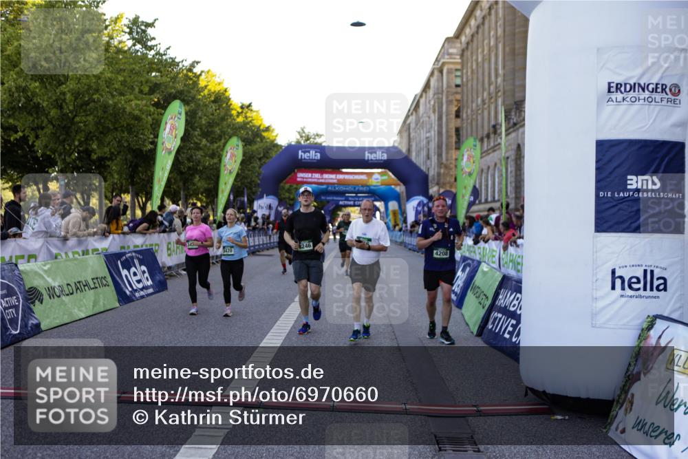 01.09.2024 - BARMER Alsterlauf Kathrin Stürmer Photography http://msf.ph/oto/6970660 01.09.2024 10:03:48 Ziel 2258, 2414, 2493, 2497, 3108, 3109, 3258, 3336, 3415, 4422, 5019, 8015, 8150, 2583, 2607, 2615, 2703, 3061, 3063, 3420, 3421, 3678, 3778, 4208, 4427, 4986, 5121, 5166, 5190, 8028, 8041, 8246, 8356 meine-sportfotos.de