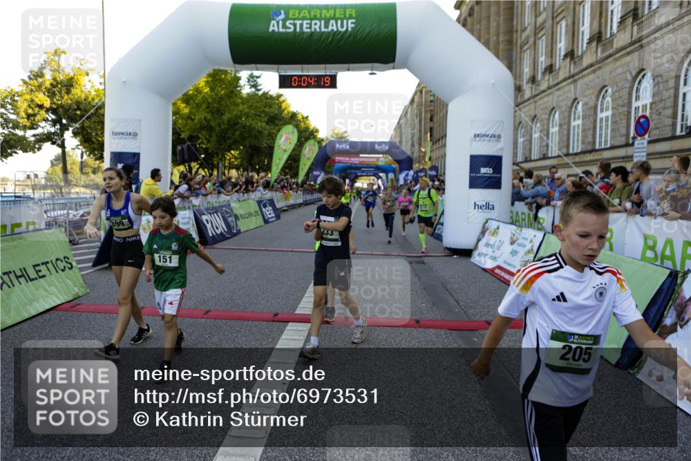 01.09.2024 - BARMER Alsterlauf Kathrin Stürmer Photography http://msf.ph/oto/6973531 01.09.2024 10:51:57 Ziel 53, 58, 68, 74, 77, 151, 177, 201, 204, 205, 233, 258, 262, 266, 310, 345, 359, 373, 399, 8157, 8158, 8304, 8367 meine-sportfotos.de