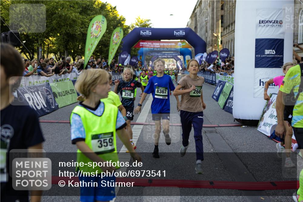 01.09.2024 - BARMER Alsterlauf Kathrin Stürmer Photography http://msf.ph/oto/6973541 01.09.2024 10:51:59 Ziel 53, 54, 58, 59, 68, 74, 77, 151, 177, 178, 194, 201, 205, 225, 233, 258, 262, 266, 310, 336, 345, 359, 373, 377, 399, 8157, 8158, 8304, 8367 meine-sportfotos.de
