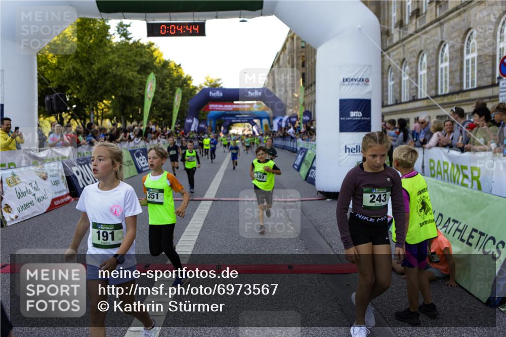 01.09.2024 - BARMER Alsterlauf Kathrin Stürmer Photography http://msf.ph/oto/6973567 01.09.2024 10:52:23 Ziel 64, 66, 70, 71, 156, 184, 191, 214, 216, 224, 243, 252, 270, 271, 273, 281, 296, 315, 321, 350, 351, 356, 367, 382, 389, 393, 8049, 8238, 8315, 8325, 8326, 8327, 8328 meine-sportfotos.de