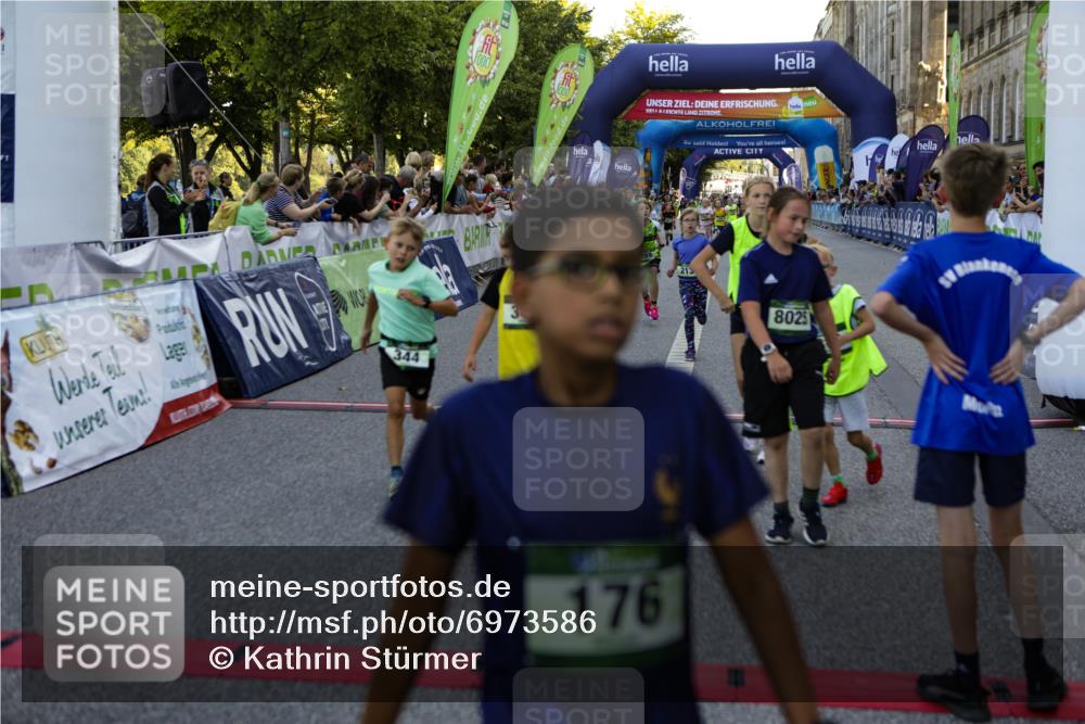 01.09.2024 - BARMER Alsterlauf Kathrin Stürmer Photography http://msf.ph/oto/6973586 01.09.2024 10:52:51 Ziel 157, 176, 213, 265, 275, 289, 300, 305, 312, 313, 319, 322, 324, 334, 340, 342, 344, 347, 374, 378, 394, 8025, 8070, 8216, 8330, 8377 meine-sportfotos.de