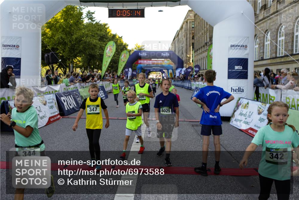 01.09.2024 - BARMER Alsterlauf Kathrin Stürmer Photography http://msf.ph/oto/6973588 01.09.2024 10:52:52 Ziel 157, 176, 213, 253, 265, 275, 289, 300, 305, 312, 313, 319, 322, 324, 334, 340, 342, 344, 347, 374, 378, 394, 8025, 8216, 8377 meine-sportfotos.de