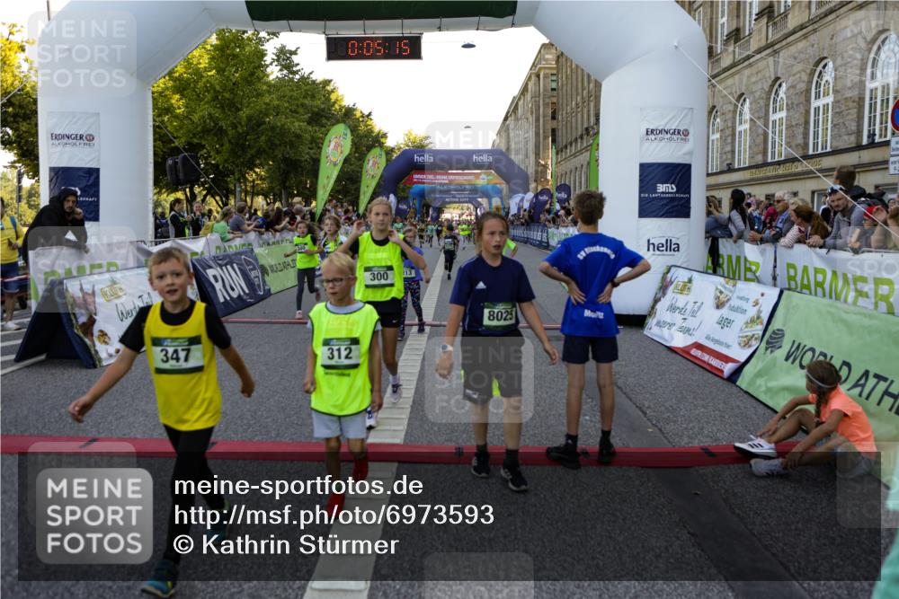 01.09.2024 - BARMER Alsterlauf Kathrin Stürmer Photography http://msf.ph/oto/6973593 01.09.2024 10:52:53 Ziel 213, 253, 264, 265, 275, 289, 300, 312, 313, 319, 322, 324, 331, 334, 340, 342, 344, 347, 374, 378, 379, 8025, 8175, 8216, 8377 meine-sportfotos.de