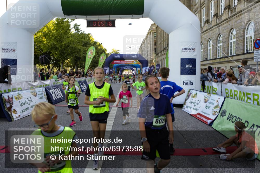 01.09.2024 - BARMER Alsterlauf Kathrin Stürmer Photography http://msf.ph/oto/6973598 01.09.2024 10:52:54 Ziel 213, 236, 253, 264, 265, 275, 289, 300, 312, 313, 319, 322, 324, 331, 334, 340, 344, 347, 348, 374, 378, 379, 8025, 8175, 8216, 8377 meine-sportfotos.de