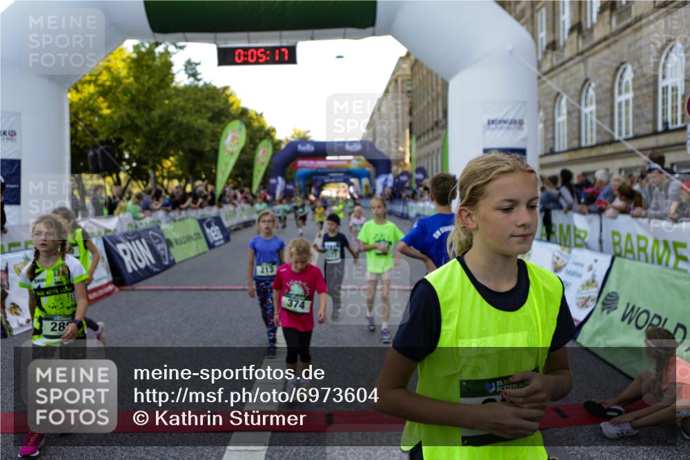 01.09.2024 - BARMER Alsterlauf Kathrin Stürmer Photography http://msf.ph/oto/6973604 01.09.2024 10:52:56 Ziel 181, 213, 236, 237, 253, 264, 265, 275, 289, 300, 312, 313, 319, 322, 331, 334, 340, 344, 348, 374, 378, 379, 8072, 8175, 8216, 8377 meine-sportfotos.de