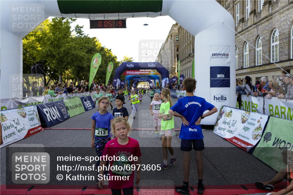 01.09.2024 - BARMER Alsterlauf Kathrin Stürmer Photography http://msf.ph/oto/6973605 01.09.2024 10:52:57 Ziel 181, 213, 236, 237, 253, 260, 264, 265, 275, 289, 313, 319, 322, 331, 334, 340, 344, 348, 374, 378, 379, 8072, 8175, 8216, 8377 meine-sportfotos.de
