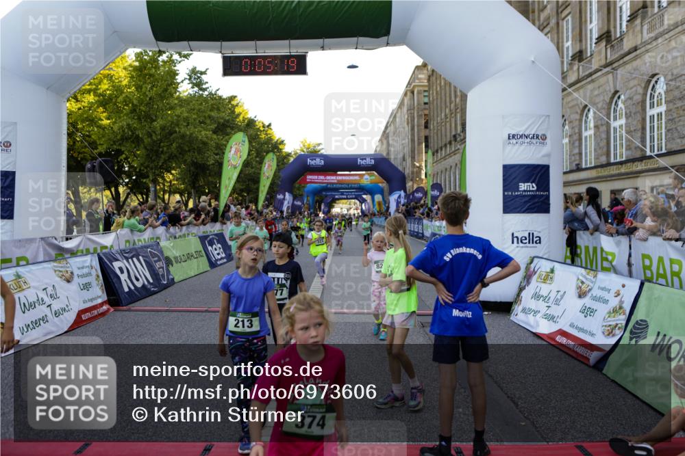 01.09.2024 - BARMER Alsterlauf Kathrin Stürmer Photography http://msf.ph/oto/6973606 01.09.2024 10:52:58 Ziel 181, 213, 236, 237, 253, 260, 264, 265, 275, 289, 313, 316, 319, 322, 331, 334, 340, 348, 374, 378, 379, 8072, 8112, 8175, 8216, 8377 meine-sportfotos.de
