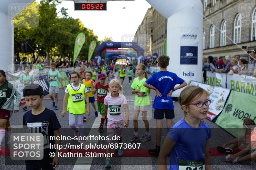 01.09.2024 - BARMER Alsterlauf Kathrin Stürmer Photography http://msf.ph/oto/6973607 01.09.2024 10:53:00 Ziel 181, 236, 237, 241, 253, 260, 264, 275, 313, 316, 319, 322, 331, 334, 340, 348, 352, 370, 378, 379, 8072, 8112, 8175, 8216, 8377 meine-sportfotos.de