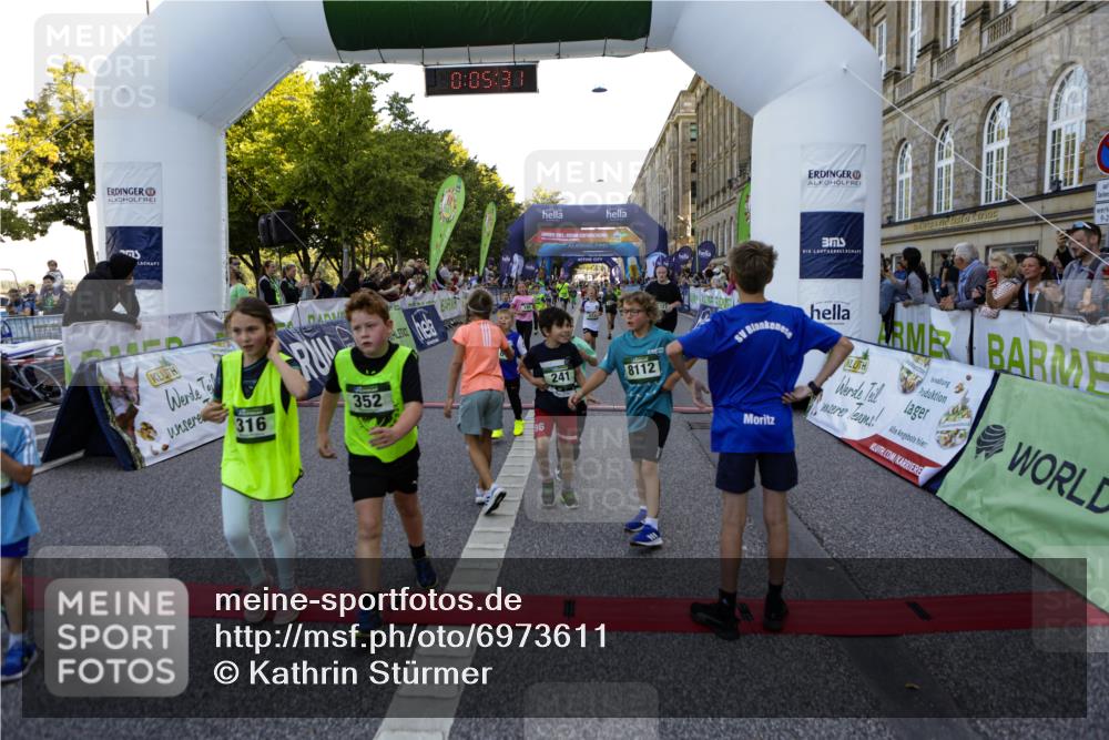 01.09.2024 - BARMER Alsterlauf Kathrin Stürmer Photography http://msf.ph/oto/6973611 01.09.2024 10:53:10 Ziel 163, 180, 181, 182, 185, 197, 217, 223, 229, 237, 240, 241, 248, 251, 260, 287, 316, 326, 333, 352, 370, 390, 3427, 8072, 8112, 8173 meine-sportfotos.de
