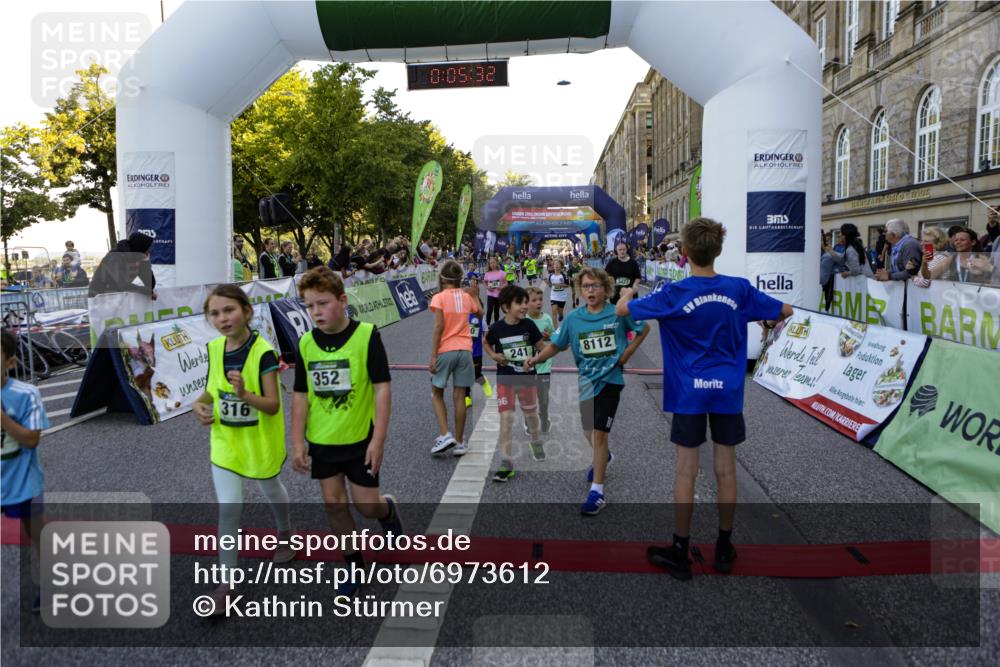 01.09.2024 - BARMER Alsterlauf Kathrin Stürmer Photography http://msf.ph/oto/6973612 01.09.2024 10:53:10 Ziel 163, 180, 181, 182, 185, 197, 217, 223, 229, 237, 240, 241, 248, 251, 260, 287, 316, 326, 333, 352, 370, 390, 3427, 8072, 8112, 8173 meine-sportfotos.de