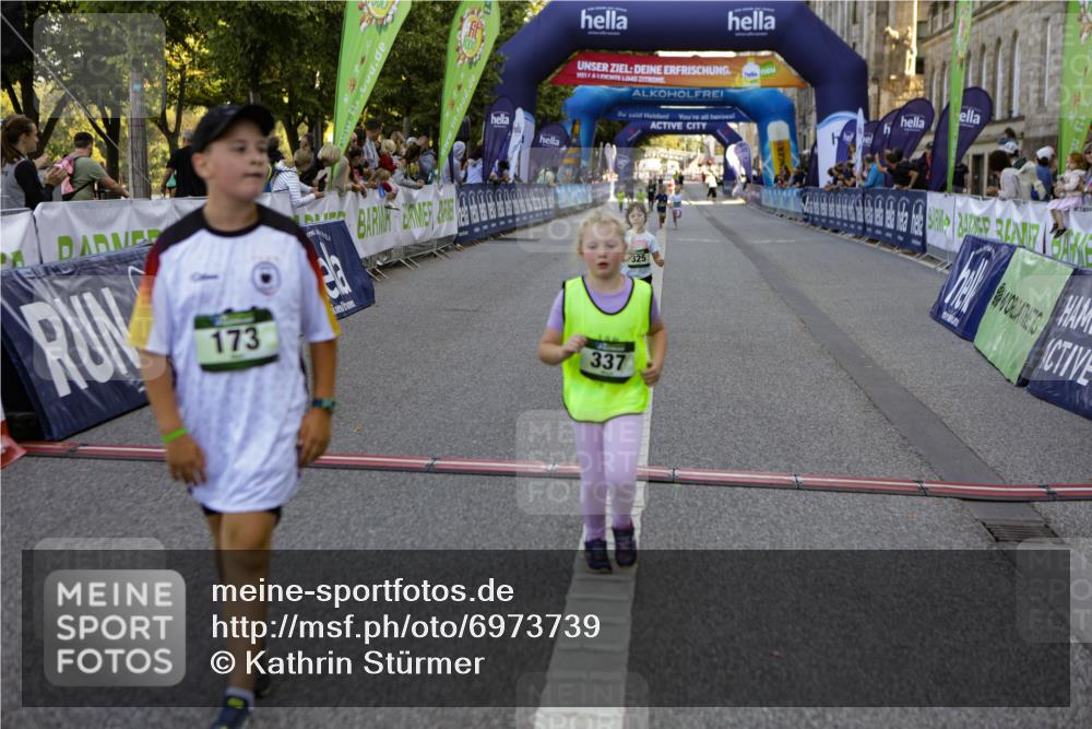 01.09.2024 - BARMER Alsterlauf Kathrin Stürmer Photography http://msf.ph/oto/6973739 01.09.2024 10:54:35 Ziel 173, 175, 304, 325, 337, 383 meine-sportfotos.de