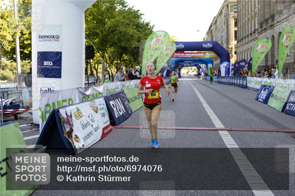 01.09.2024 - BARMER Alsterlauf Kathrin Stürmer Photography http://msf.ph/oto/6974076 01.09.2024 11:19:29 Ziel 64, 66, 70, 71 meine-sportfotos.de