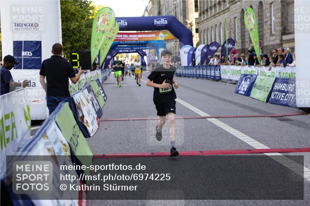 01.09.2024 - BARMER Alsterlauf Kathrin Stürmer Photography http://msf.ph/oto/6974225 01.09.2024 11:34:52 Ziel 292, 1028, 1055, 1105, 1132, 1144, 1185, 1195, 1203, 8113, 8259, 8301 meine-sportfotos.de