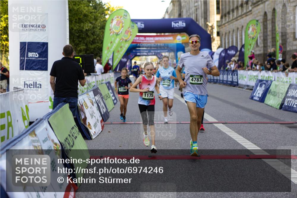 01.09.2024 - BARMER Alsterlauf Kathrin Stürmer Photography http://msf.ph/oto/6974246 01.09.2024 11:35:09 Ziel 1002, 1021, 1077, 1092, 1093, 1102, 1123, 1161, 1162, 1168, 1172, 1175, 1196, 1198, 1231, 8349, 8354 meine-sportfotos.de