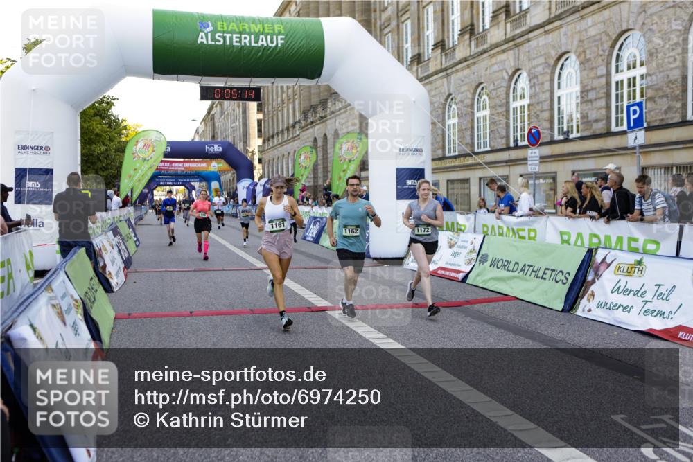 01.09.2024 - BARMER Alsterlauf Kathrin Stürmer Photography http://msf.ph/oto/6974250 01.09.2024 11:35:13 Ziel 1004, 1021, 1025, 1027, 1073, 1077, 1092, 1093, 1123, 1161, 1162, 1168, 1172, 1175, 1196, 1198, 1231, 8354 meine-sportfotos.de