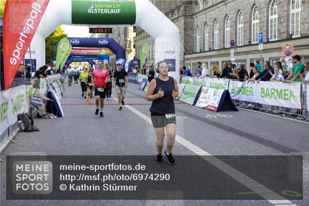 01.09.2024 - BARMER Alsterlauf Kathrin Stürmer Photography http://msf.ph/oto/6974290 01.09.2024 11:36:20 Ziel 1017, 1070, 1075, 1103, 1142, 1146, 1158, 1222, 1232, 2990, 8001, 8085, 8124, 1148 meine-sportfotos.de