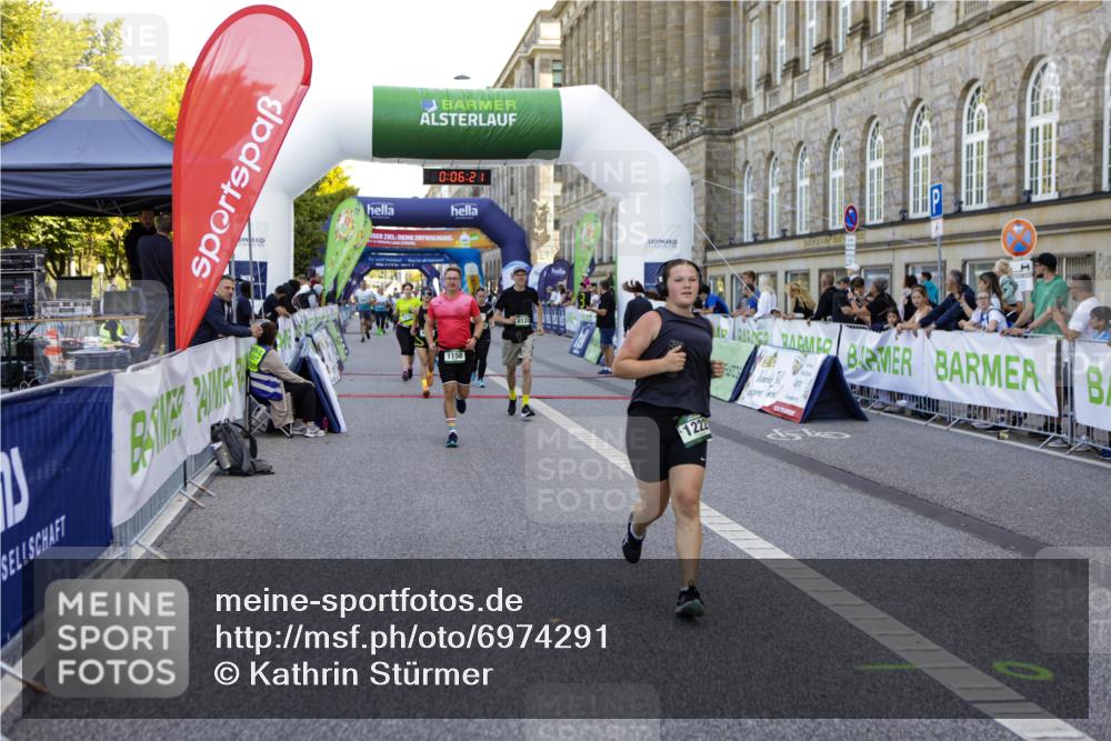01.09.2024 - BARMER Alsterlauf Kathrin Stürmer Photography http://msf.ph/oto/6974291 01.09.2024 11:36:21 Ziel 1017, 1065, 1070, 1075, 1103, 1142, 1146, 1158, 1222, 1232, 2990, 8001, 8085, 8124, 1148 meine-sportfotos.de