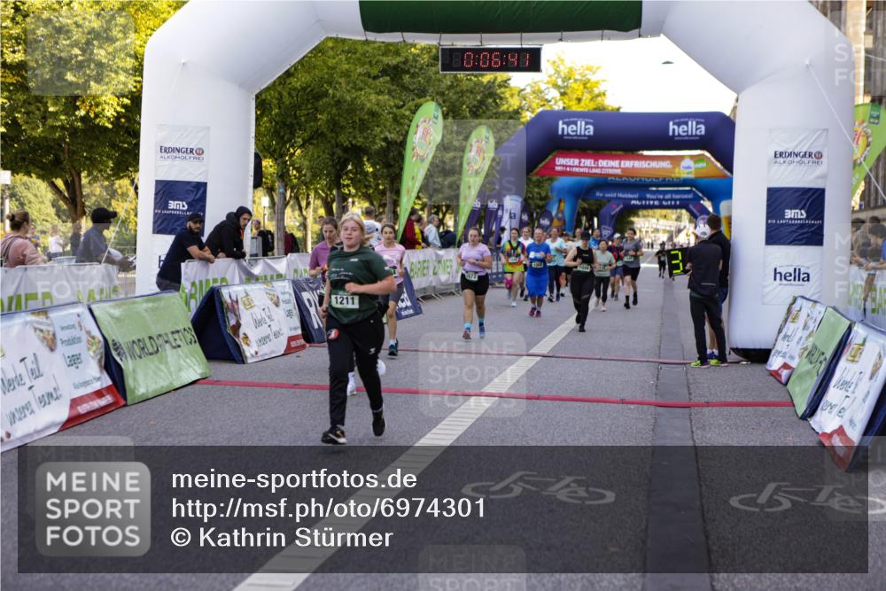 01.09.2024 - BARMER Alsterlauf Kathrin Stürmer Photography http://msf.ph/oto/6974301 01.09.2024 11:36:41 Ziel 1044, 1045, 1048, 1049, 1068, 1072, 1089, 1126, 1138, 1141, 1204, 1205, 1211, 1225, 1226, 1243 meine-sportfotos.de