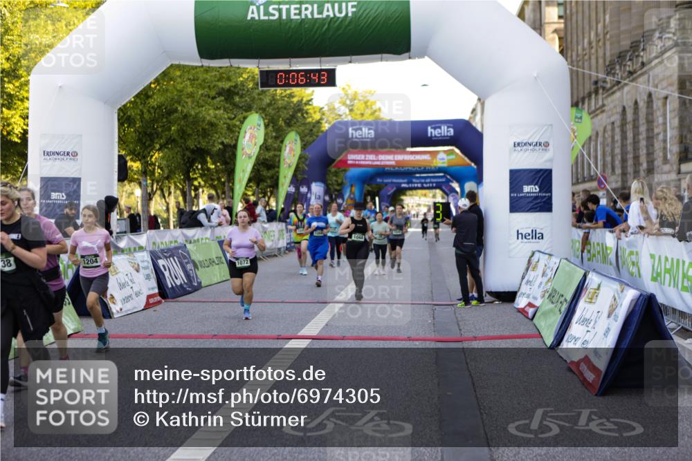01.09.2024 - BARMER Alsterlauf Kathrin Stürmer Photography http://msf.ph/oto/6974305 01.09.2024 11:36:43 Ziel 1044, 1045, 1048, 1049, 1052, 1053, 1068, 1072, 1126, 1138, 1141, 1204, 1205, 1211, 1225, 1226, 1243 meine-sportfotos.de