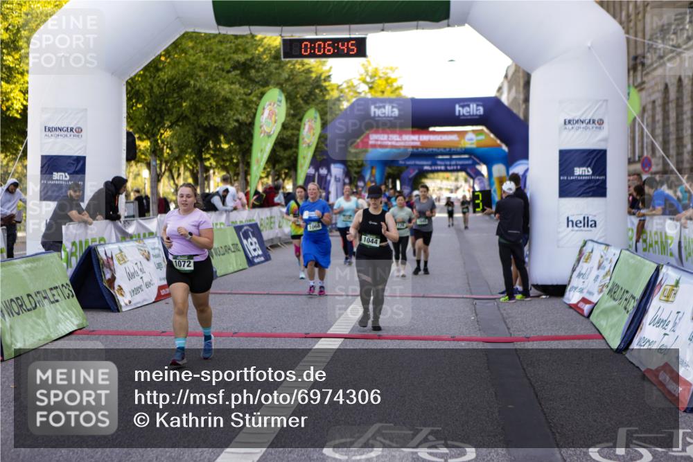 01.09.2024 - BARMER Alsterlauf Kathrin Stürmer Photography http://msf.ph/oto/6974306 01.09.2024 11:36:44 Ziel 1044, 1045, 1048, 1049, 1052, 1053, 1068, 1072, 1126, 1138, 1141, 1173, 1204, 1205, 1211, 1225, 1226, 1243 meine-sportfotos.de