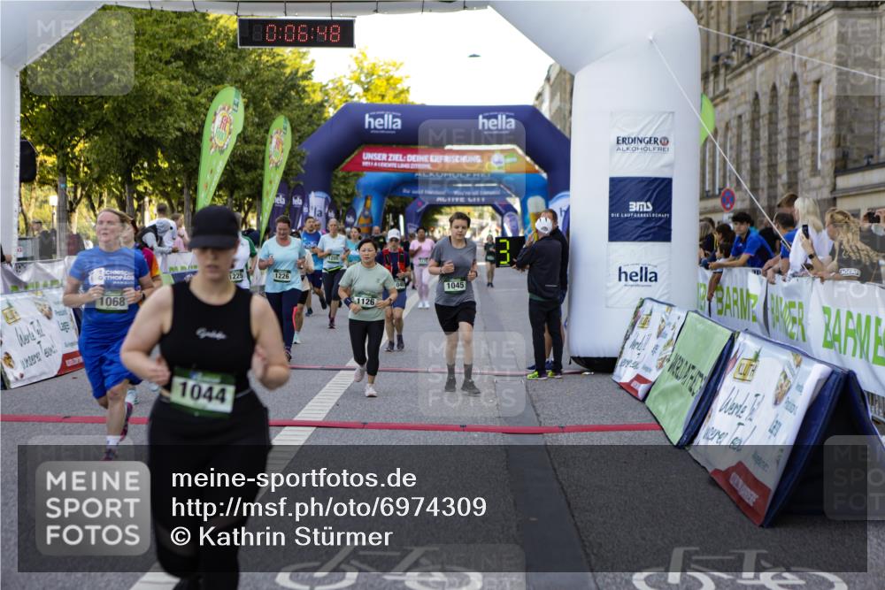 01.09.2024 - BARMER Alsterlauf Kathrin Stürmer Photography http://msf.ph/oto/6974309 01.09.2024 11:36:47 Ziel 1044, 1045, 1048, 1049, 1052, 1053, 1068, 1072, 1126, 1141, 1173, 1186, 1205, 1225, 1226, 8103, 8104 meine-sportfotos.de