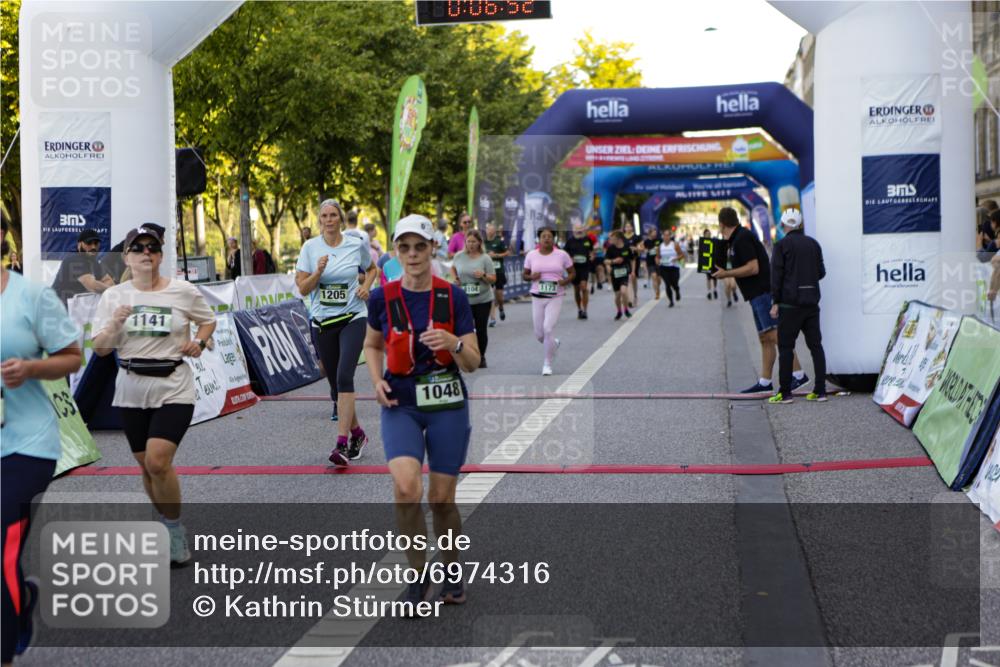 01.09.2024 - BARMER Alsterlauf Kathrin Stürmer Photography http://msf.ph/oto/6974316 01.09.2024 11:36:52 Ziel 1029, 1045, 1048, 1049, 1052, 1053, 1108, 1126, 1141, 1173, 1180, 1186, 1197, 1202, 1205, 1212, 1219, 1225, 1226, 8103, 8104 meine-sportfotos.de