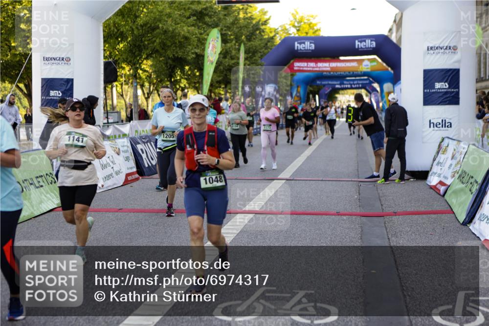 01.09.2024 - BARMER Alsterlauf Kathrin Stürmer Photography http://msf.ph/oto/6974317 01.09.2024 11:36:52 Ziel 1029, 1045, 1048, 1049, 1052, 1053, 1108, 1126, 1141, 1173, 1180, 1186, 1197, 1202, 1205, 1212, 1219, 1225, 1226, 8103, 8104 meine-sportfotos.de