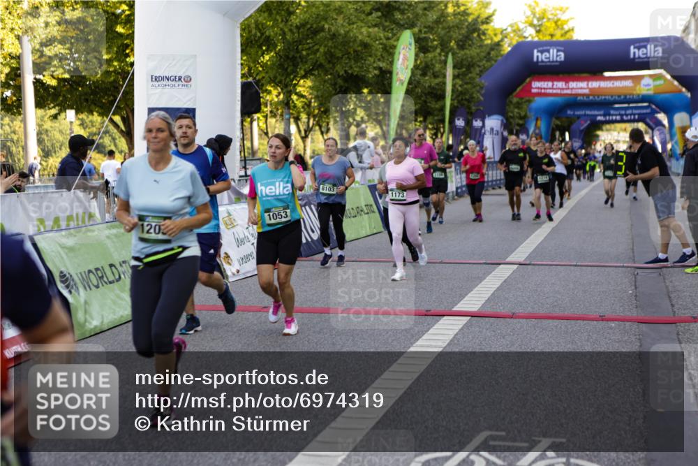 01.09.2024 - BARMER Alsterlauf Kathrin Stürmer Photography http://msf.ph/oto/6974319 01.09.2024 11:36:54 Ziel 1010, 1029, 1048, 1052, 1053, 1108, 1141, 1173, 1180, 1186, 1197, 1202, 1205, 1212, 1219, 1225, 1226, 8103, 8104 meine-sportfotos.de