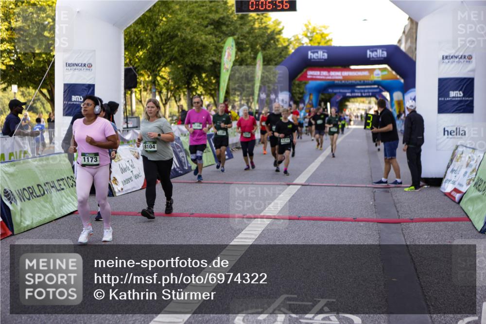 01.09.2024 - BARMER Alsterlauf Kathrin Stürmer Photography http://msf.ph/oto/6974322 01.09.2024 11:36:56 Ziel 1010, 1029, 1052, 1053, 1067, 1108, 1173, 1180, 1186, 1197, 1202, 1205, 1212, 1219, 8103, 8104 meine-sportfotos.de