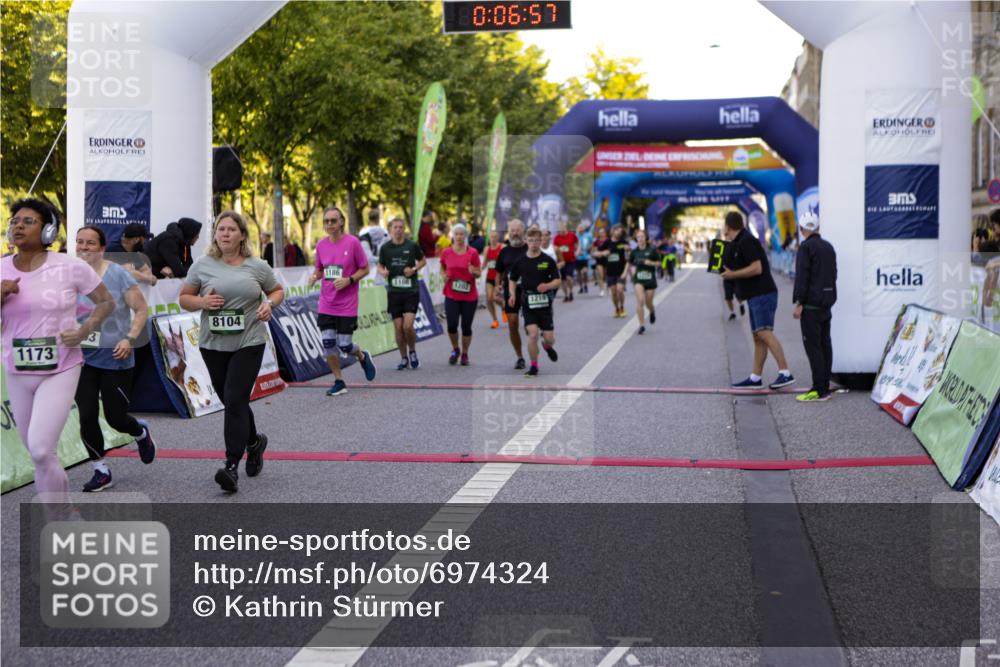 01.09.2024 - BARMER Alsterlauf Kathrin Stürmer Photography http://msf.ph/oto/6974324 01.09.2024 11:36:56 Ziel 1010, 1029, 1052, 1053, 1067, 1108, 1173, 1180, 1186, 1197, 1202, 1205, 1212, 1219, 8103, 8104 meine-sportfotos.de