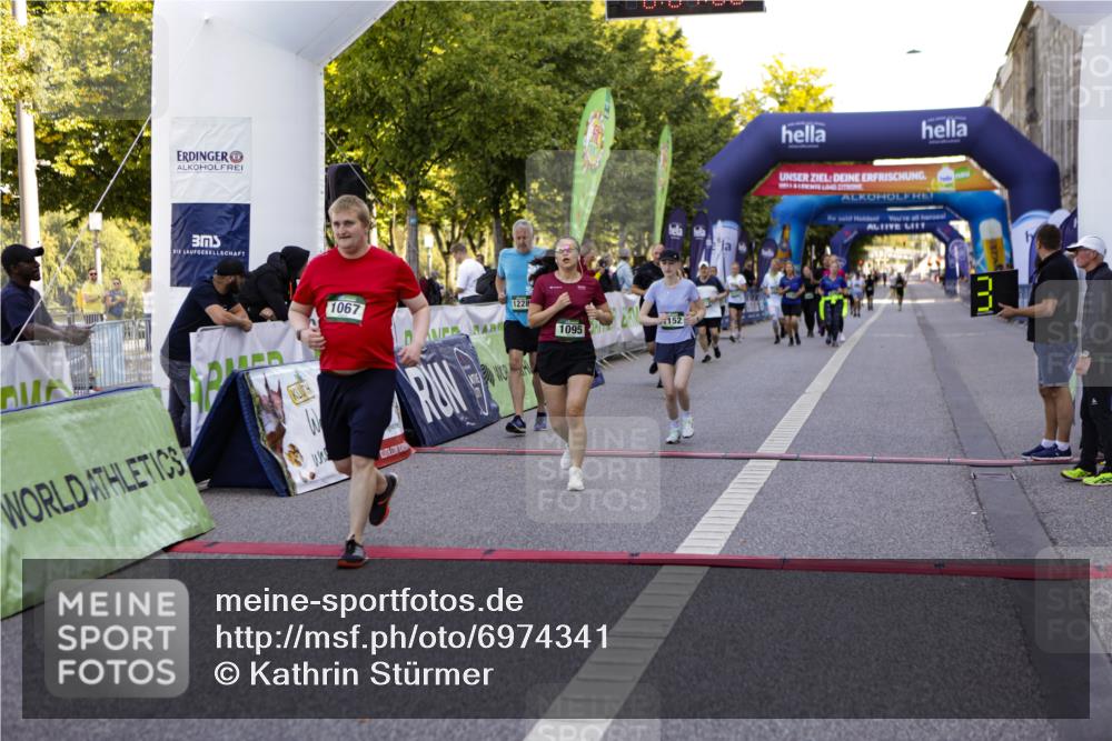 01.09.2024 - BARMER Alsterlauf Kathrin Stürmer Photography http://msf.ph/oto/6974341 01.09.2024 11:37:07 Ziel 1010, 1036, 1067, 1095, 1096, 1152, 1180, 1183, 1184, 1191, 1197, 1228, 8273 meine-sportfotos.de