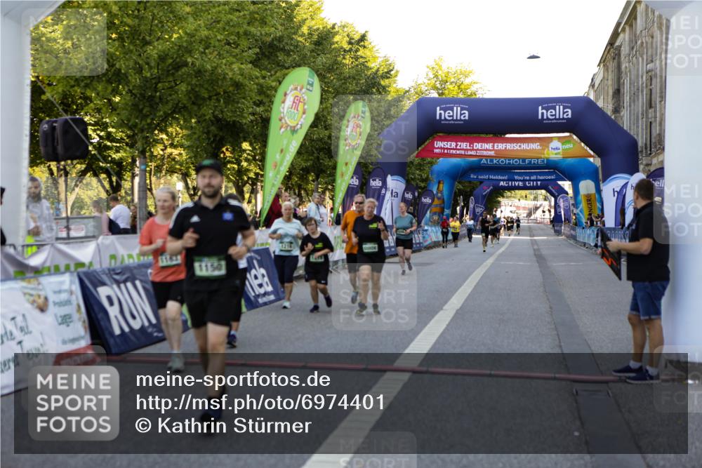 01.09.2024 - BARMER Alsterlauf Kathrin Stürmer Photography http://msf.ph/oto/6974401 01.09.2024 11:37:41 Ziel 1008, 1098, 1134, 1137, 1150, 1163, 1181, 1182, 1215, 1216, 1218, 1235 meine-sportfotos.de
