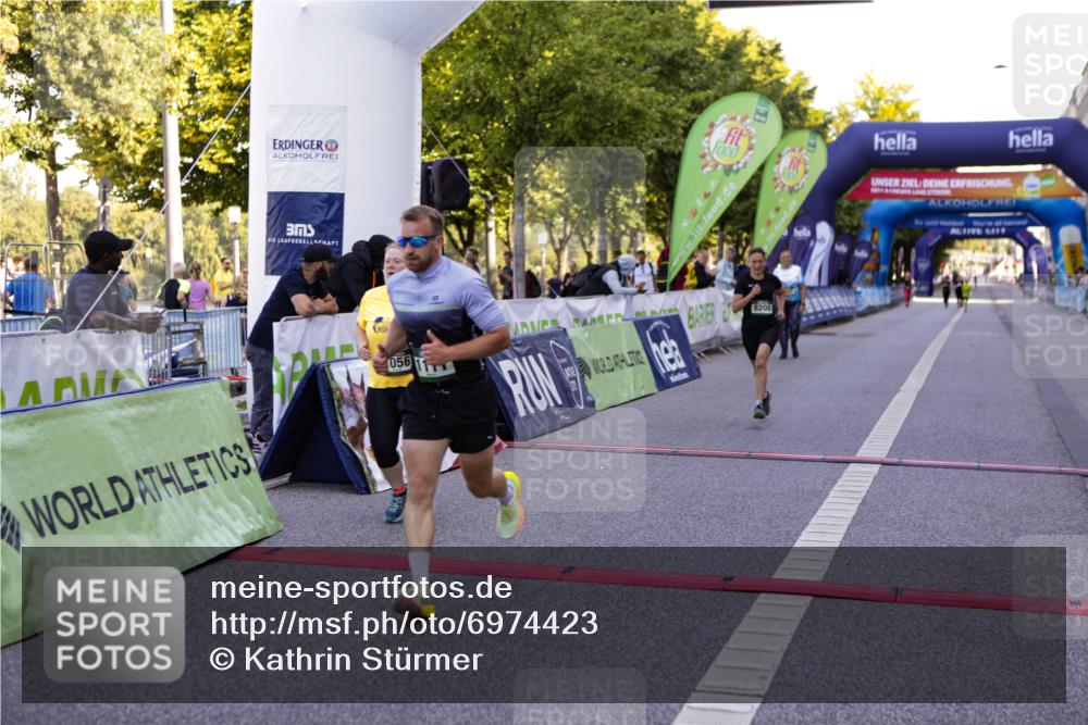 01.09.2024 - BARMER Alsterlauf Kathrin Stürmer Photography http://msf.ph/oto/6974423 01.09.2024 11:38:11 Ziel 1020, 1056, 1063, 1111, 1125, 1139, 1210, 1217, 8208, 8353 meine-sportfotos.de