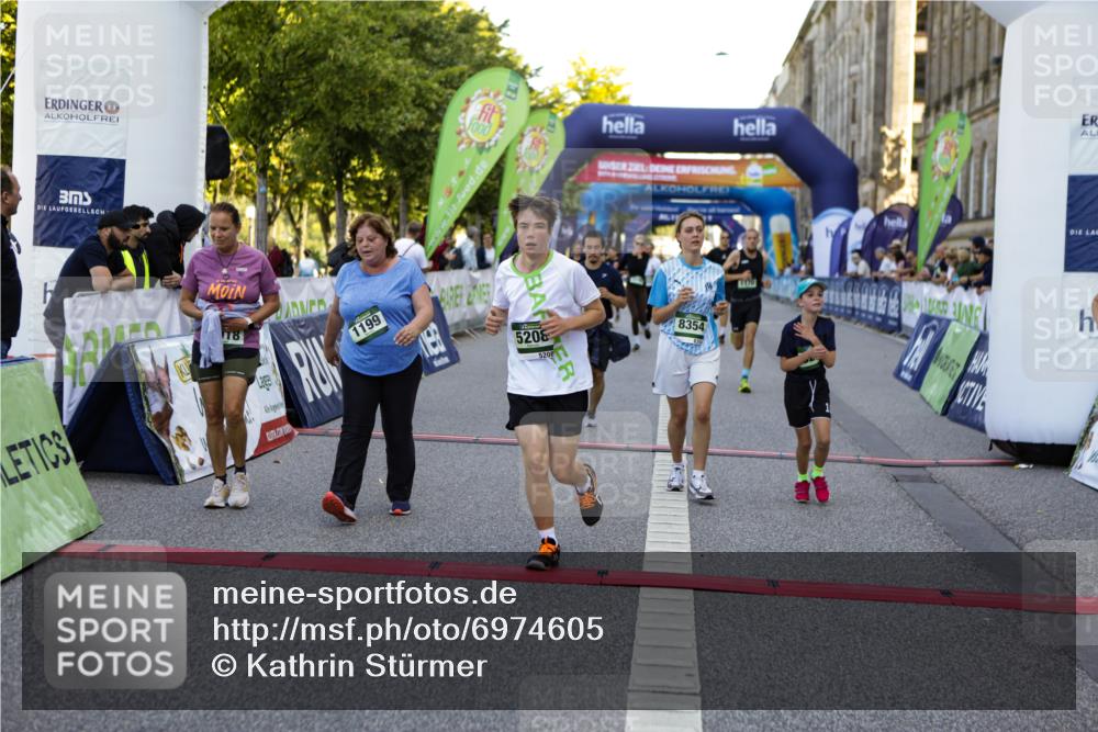 01.09.2024 - BARMER Alsterlauf Kathrin Stürmer Photography http://msf.ph/oto/6974605 01.09.2024 11:41:04 Ziel 1199, 1016, 1022, 1074, 1093, 1104, 1116, 1145, 1170, 5208, 8224, 8240, 8243, 8249, 8259, 8354 meine-sportfotos.de