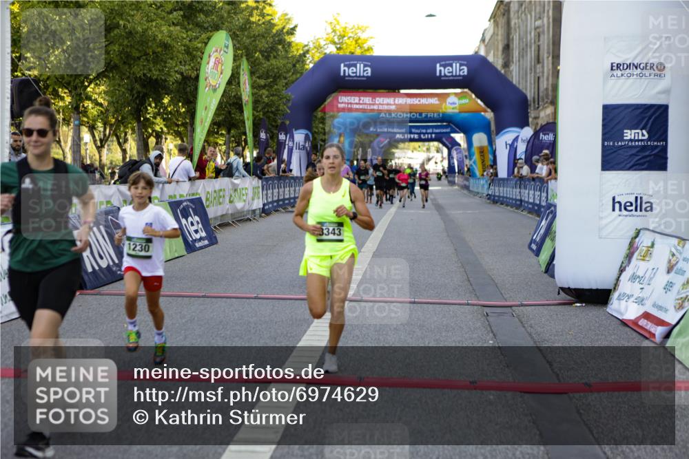 01.09.2024 - BARMER Alsterlauf Kathrin Stürmer Photography http://msf.ph/oto/6974629 01.09.2024 11:41:21 Ziel 1002, 1013, 1030, 1047, 1190, 1230, 1238, 8210, 8211, 8343 meine-sportfotos.de