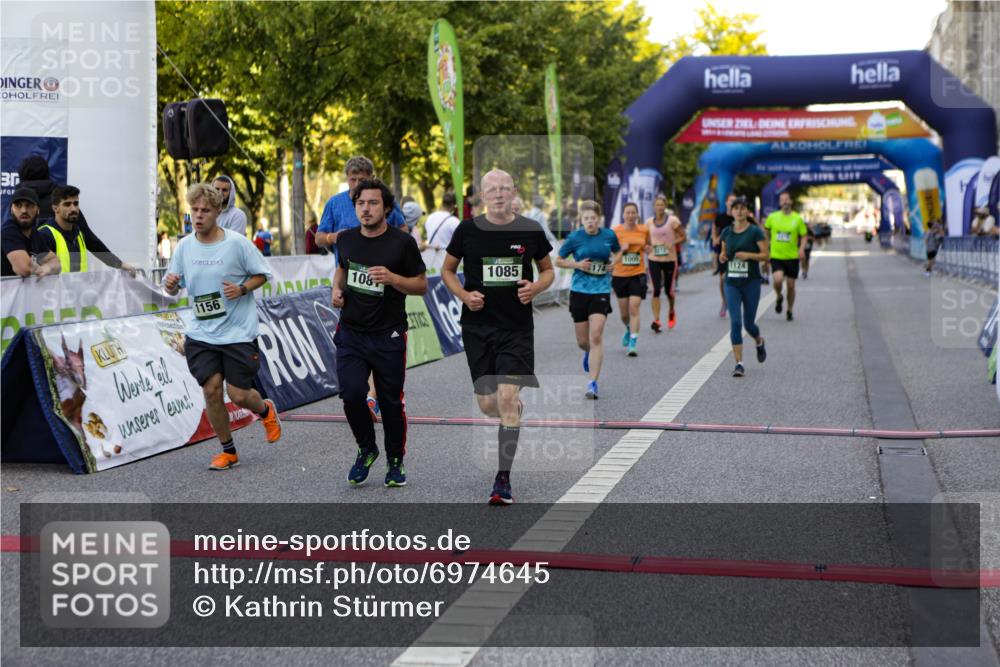 01.09.2024 - BARMER Alsterlauf Kathrin Stürmer Photography http://msf.ph/oto/6974645 01.09.2024 11:41:35 Ziel 1005, 1030, 1079, 1081, 1083, 1085, 1106, 1124, 1131, 1156, 1159, 1171, 1174, 1193, 1194, 1213, 1214, 8212 meine-sportfotos.de