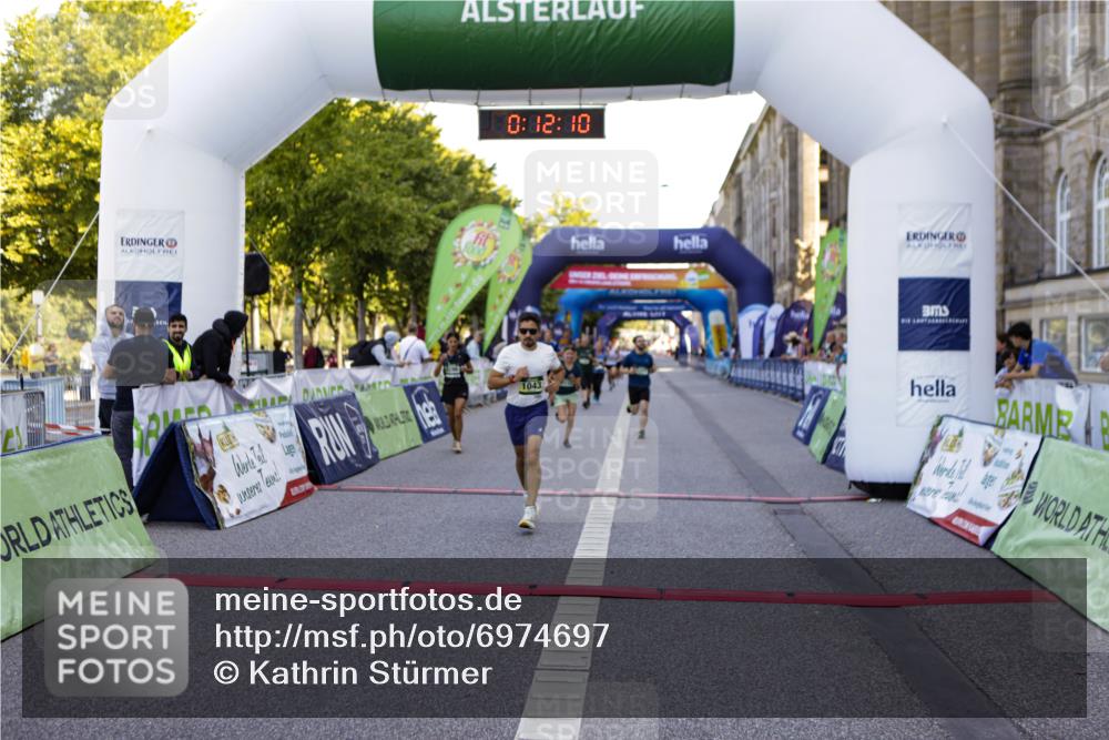 01.09.2024 - BARMER Alsterlauf Kathrin Stürmer Photography http://msf.ph/oto/6974697 01.09.2024 11:42:09 Ziel 1004, 1007, 1017, 1043, 1125, 1139, 1151, 1210, 1217, 8009, 8113, 8298 meine-sportfotos.de