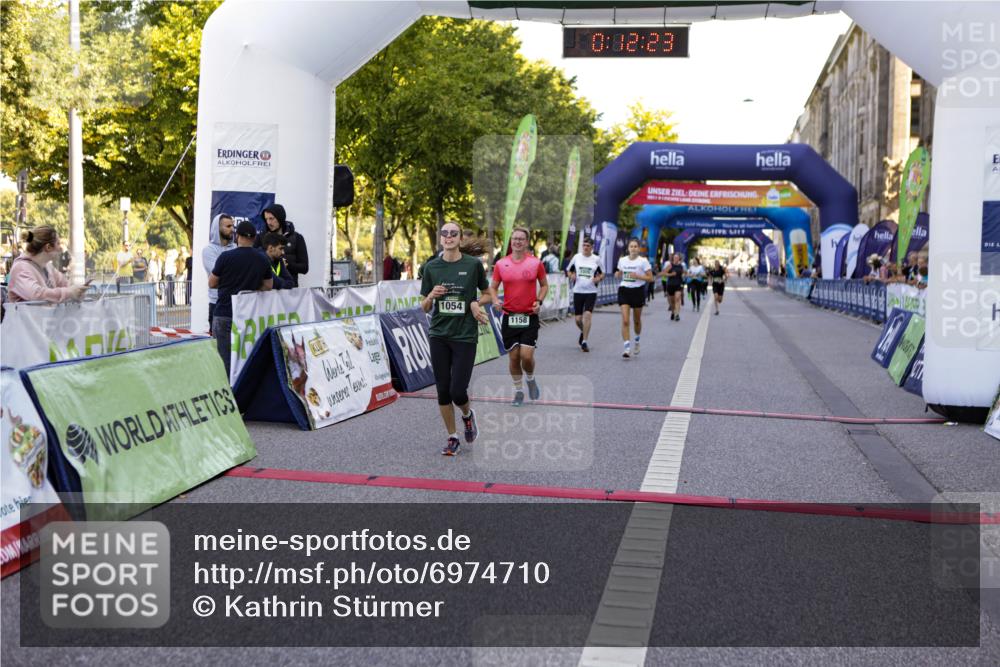 01.09.2024 - BARMER Alsterlauf Kathrin Stürmer Photography http://msf.ph/oto/6974710 01.09.2024 11:42:23 Ziel 1004, 1009, 1017, 1037, 1054, 1139, 1158, 1210, 1222, 8085, 8208 meine-sportfotos.de
