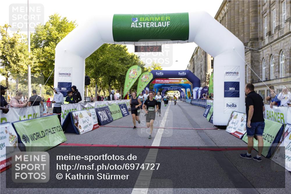 01.09.2024 - BARMER Alsterlauf Kathrin Stürmer Photography http://msf.ph/oto/6974727 01.09.2024 11:42:31 Ziel 1009, 1037, 1038, 1057, 1064, 1070, 1211, 1222, 8001, 8208 meine-sportfotos.de