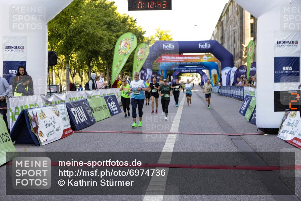 01.09.2024 - BARMER Alsterlauf Kathrin Stürmer Photography http://msf.ph/oto/6974736 01.09.2024 11:42:42 Ziel 1038, 1039, 1059, 1064, 1065, 1075, 1111, 1142, 1148, 1211, 1232, 2990 meine-sportfotos.de