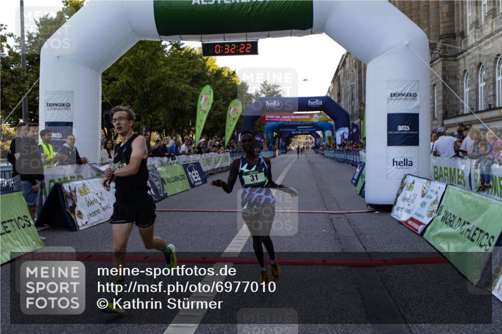 01.09.2024 - BARMER Alsterlauf Kathrin Stürmer Photography http://msf.ph/oto/6977010 01.09.2024 09:32:21 Ziel 15, 31, 4976 meine-sportfotos.de