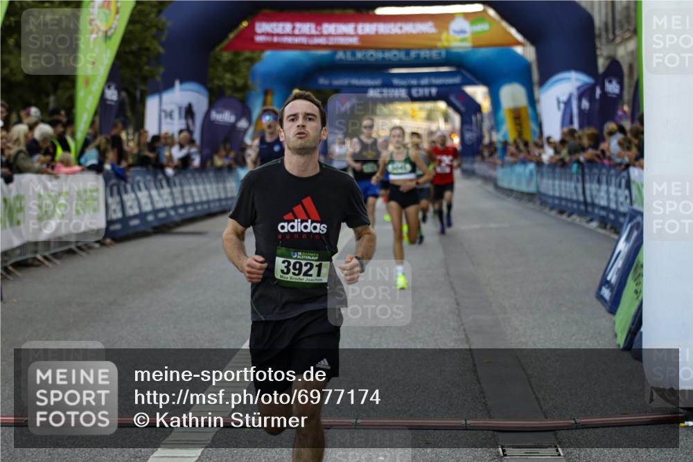 01.09.2024 - BARMER Alsterlauf Kathrin Stürmer Photography http://msf.ph/oto/6977174 01.09.2024 09:39:32 Ziel 1101, 2151, 2262, 3827, 3921, 3973, 4283, 4388, 4574, 4580, 4837, 5045, 8196, 8385 meine-sportfotos.de