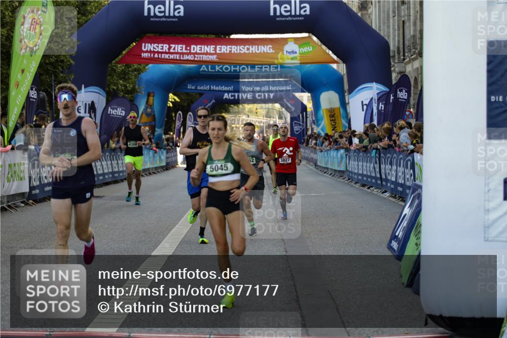 01.09.2024 - BARMER Alsterlauf Kathrin Stürmer Photography http://msf.ph/oto/6977177 01.09.2024 09:39:33 Ziel 1101, 2151, 2262, 3827, 3921, 4283, 4388, 4574, 4837, 5045, 8196, 8385 meine-sportfotos.de