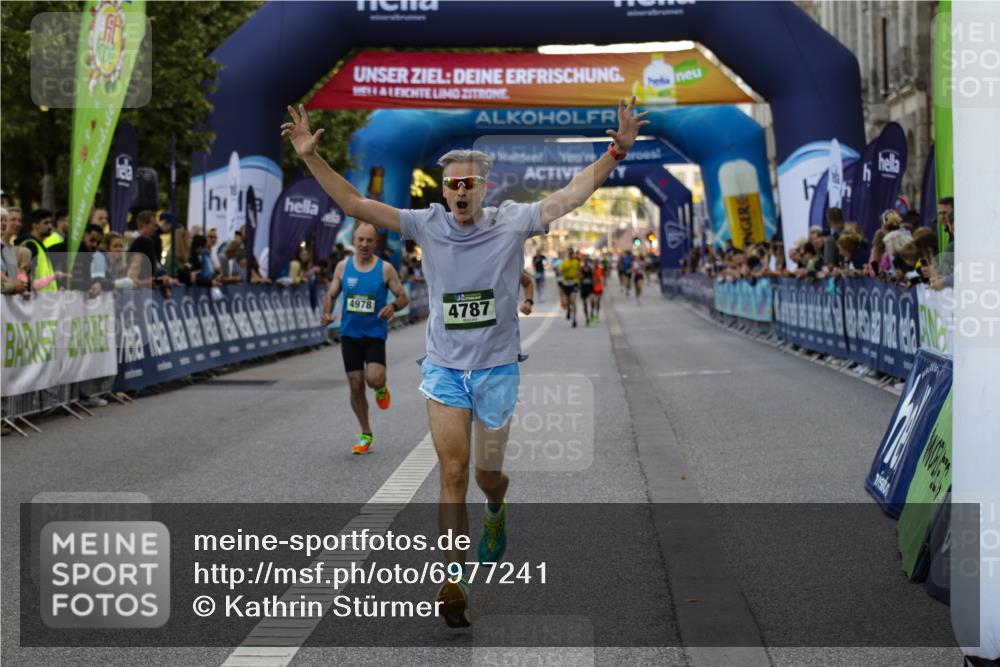 01.09.2024 - BARMER Alsterlauf Kathrin Stürmer Photography http://msf.ph/oto/6977241 01.09.2024 09:40:33 Ziel 3042, 4275, 4787, 4978 meine-sportfotos.de