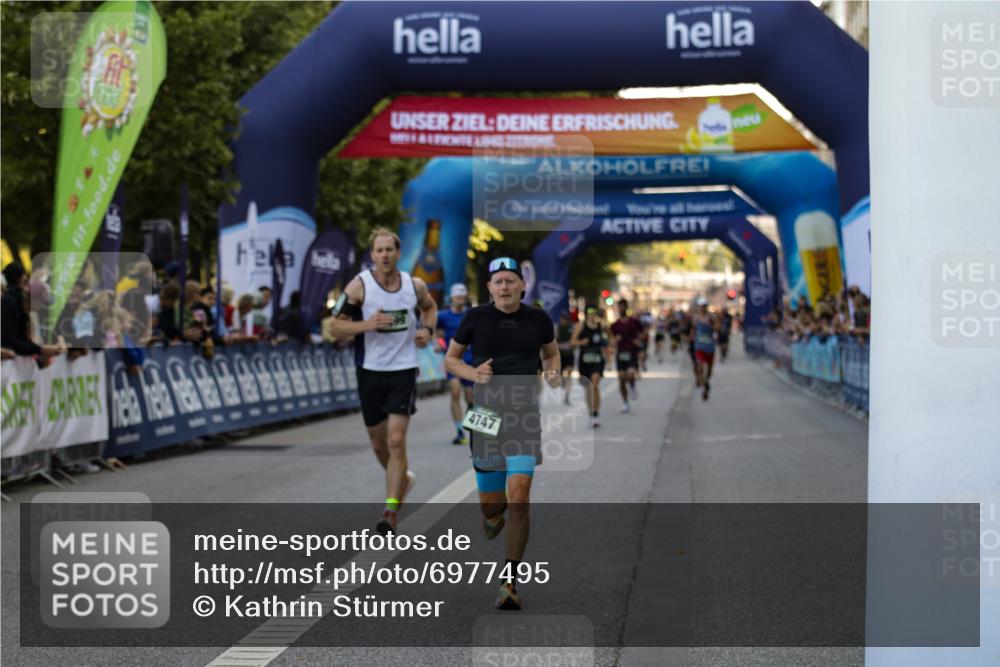 01.09.2024 - BARMER Alsterlauf Kathrin Stürmer Photography http://msf.ph/oto/6977495 01.09.2024 09:44:46 Ziel 2021, 2407, 3806, 3814, 3899, 4040, 4377, 4747, 4772, 4987, 8280 meine-sportfotos.de